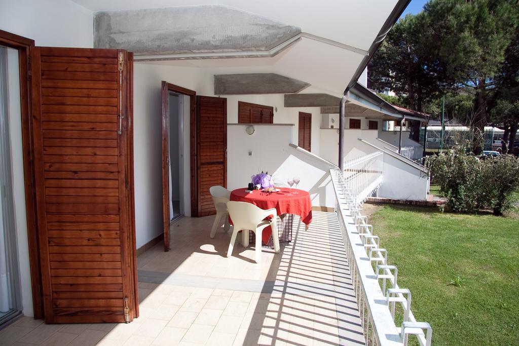 Residence Selenis Caorle Exteriör bild
